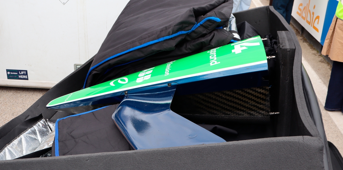 Las piezas viajan envueltas en lonas adaptadas.