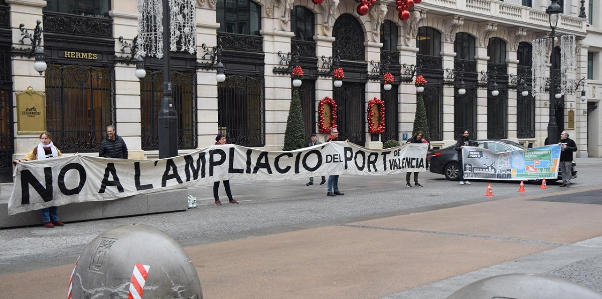 A la entrada del Casino de Madrid, un reducido grupo de ecologistas desplegaron varias pancartas en contra de la ampliación del Puerto de Valencia. Foto B.C.