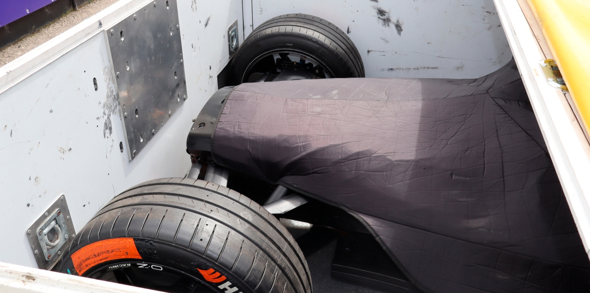 En este caso, el vehículo viaja con las ruedas traseras montadas.