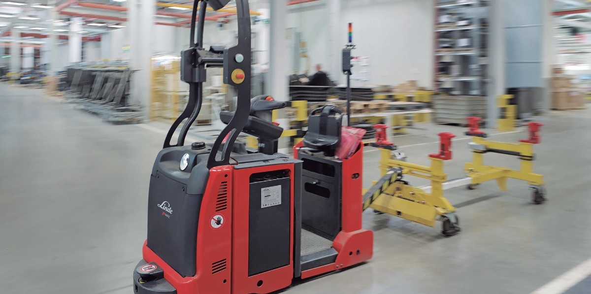 La nueva planta de montaje de Linde MH utiliza las últimas tecnologías, como los vehículos autoguiados (AGVs).