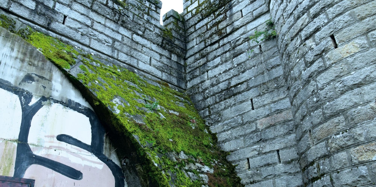 Detalle de la muralla de inspiración medieval que corona el túnel. Foto M.J.