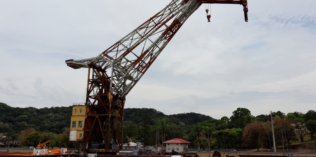Vieja cabria en Gamboa, a mitad de recorrido de los cerca de 80 kilómetros de extensión del Canal. Foto J.P.