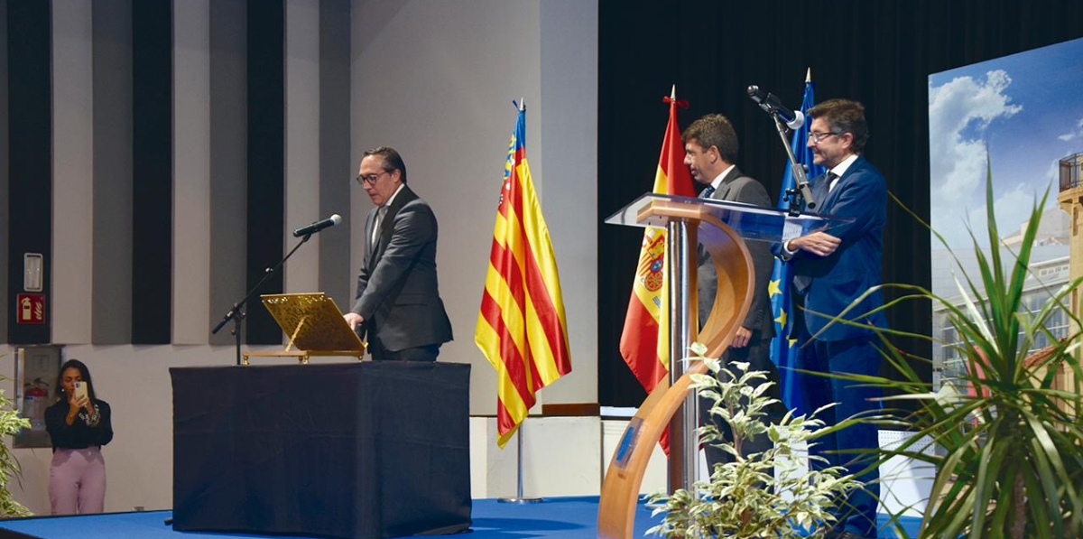 Rubén Ibáñez en un momento de la jura del cargo. Ha estado acompañado por el president de la Generalitat, Carlos Mazón, y Álvaro Rodríguez Dapena, presidente de Puertos del Estado. Foto L.D.