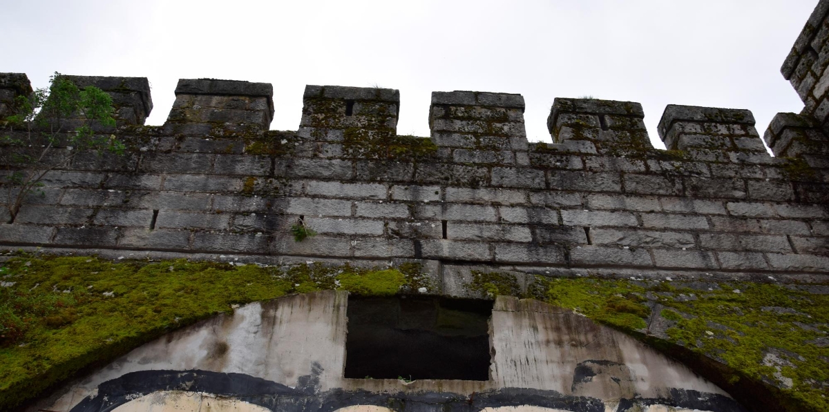 Otro detalle de la muralla de inspiración medieval que corona el túnel, junto al respiradero abierto en la pared que tapia la boca Norte. Foto M.J.