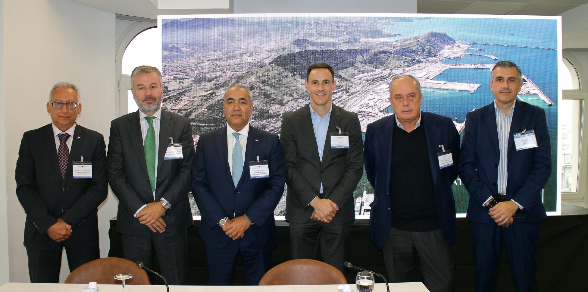 De izquierda a derecha, Santiago Vicente, director Comercial de Suardíaz Logistics; Oskar Santisteban, business Project Development Asthon Cargo; Jaber Bringas, presidente de UniportBilbao; Andima Ormaetxe, director de Operaciones de la AP de Bilbao; Juan Huidobro, presidente de Deposa; y Arrizen Bilbao, director Comercial de Bergé Marítima. Foto M.J.