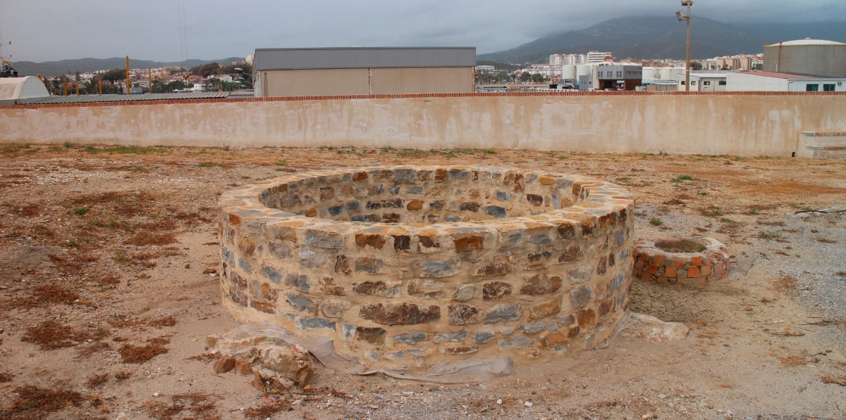 Pozo de agua dulce de Umm Hakim, anterior al siglo XII. Foto Miguel Jiménez
