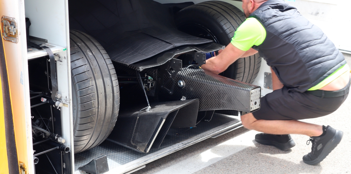 Extracción de uno de los vehículos.