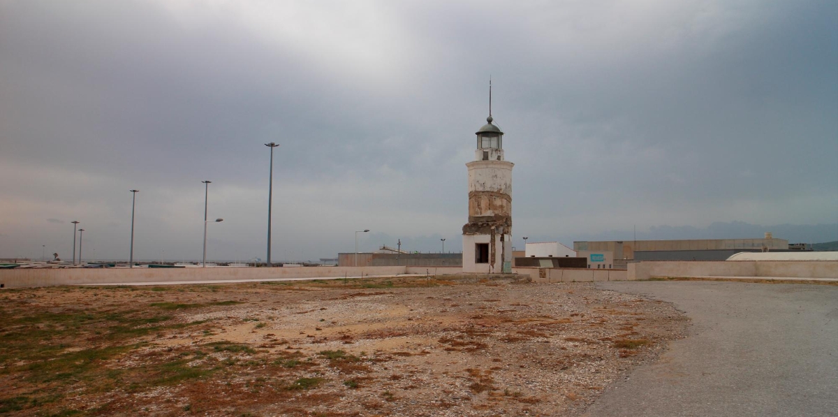 Explanada del Fuerte con el Faro de 1864 frente al que se erigirá el centro de interpretación. Foto Miguel Jiménez