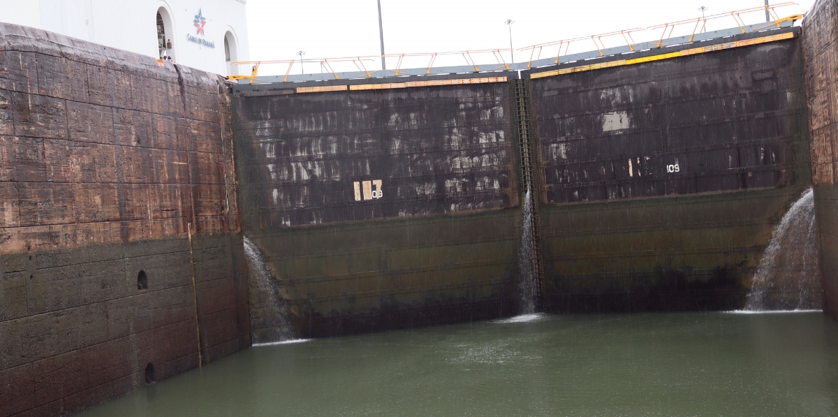 Llenado de una de las dos cámaras en las esclusas de Miraflores. Foto J.P.