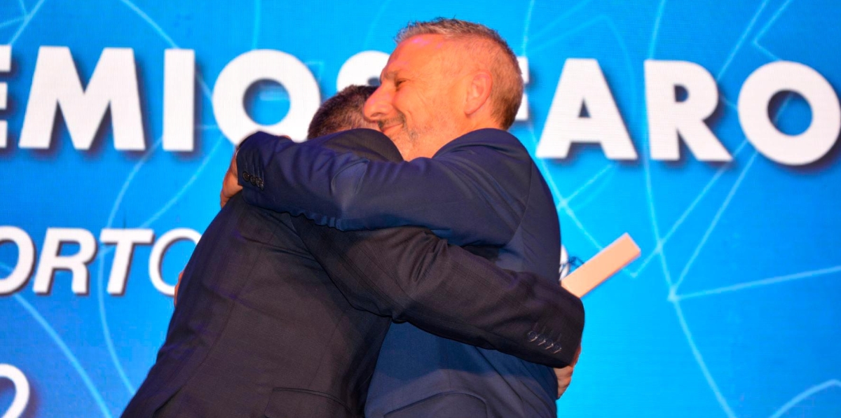 Rafa Simó, presidente de PortCastelló, abraza a su predecesor en el cargo, Francisco Toledo, en la entrega de la primera Medalla de Honor de la entidad.