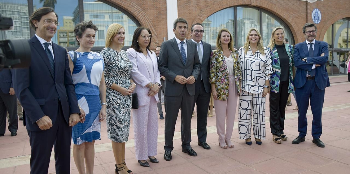 Desde la izquierda: Luis Rodríguez, presidente de la AP de Alicante; Mar Chao, presidenta de la AP de Valencia; Salomé Pradas, consellera de Medio Ambiente, Agua, Infraestructuras y Territorio; Llanos Massó, presidenta de Les Corts; Carlos Mazón, president de la Generalitat Valenciana; Rubén Ibáñez, presidente de PortCastelló; Begoña Carrasco, alcaldesa de Castellón; Marta Barrachina, presidenta de la Diputación de Castellón; Susana Fabregat, delegada del Consell en Castellón y el presidente de Puertos del Estado, Álvaro Rodríguez Dapena. Foto L.D.
