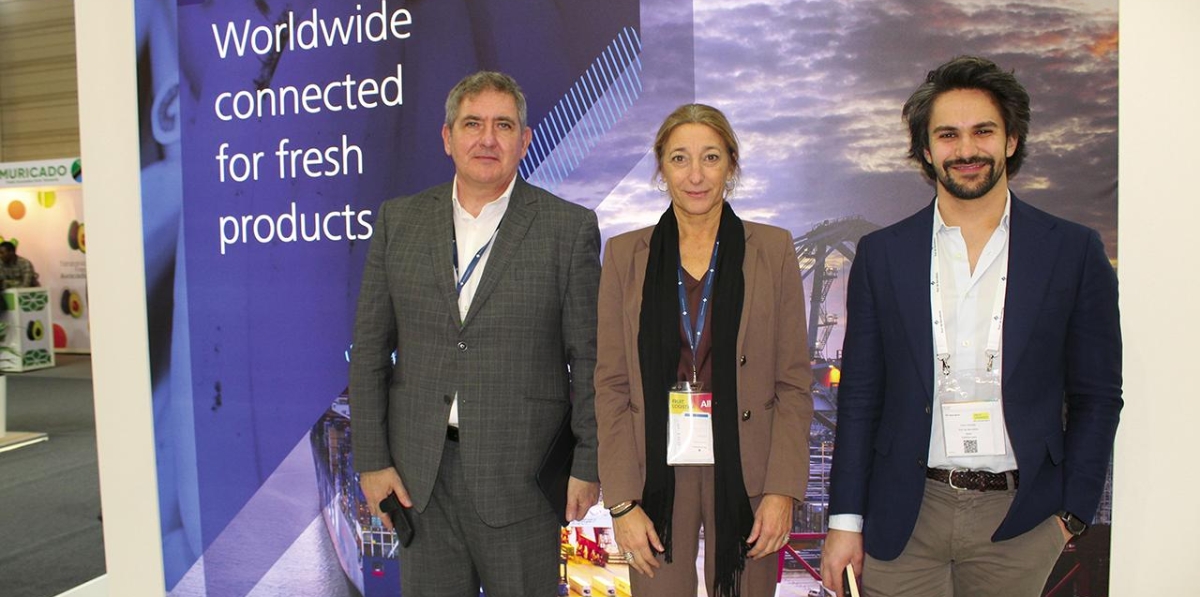 Desde la izquierda: Lluis París, jefe del área de Short Sea Shipping, graneles y automóviles de la APB; Carla Salvadó, subdirectora general de Comercial y Marketing; y Javier Méndez, SSS Manager. Foto B.C.