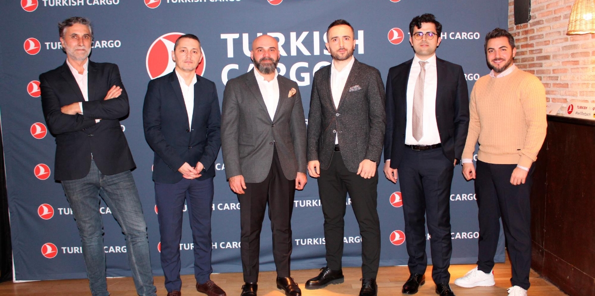 Daniel Pasaro, Cargo manager en Barcelona; Serkan Koç, Cargo Operation manager en Madrid; Numan Çizmecioğlu, director general de Turkish en Madrid; Ensar Akçay, Cargo director para el Sur de Europa; ; Ali Ramazan Tezcan, Cargo Sales manager España; y Cihan Kara, Sales manager Madrid, anoche en la cena de Navidad de Turkish Cargo. Foto B.C.