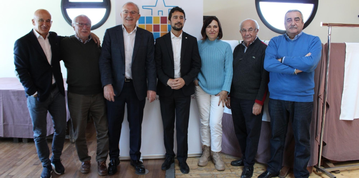 Miembros de la Junta directiva del CTM junto a Damià Calvet, presidente del Port de Barcelona.