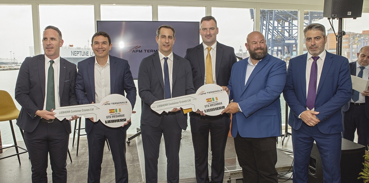 Entrega simbólica de las llaves de las nuevas STS de Liebherr a APM Terminals.