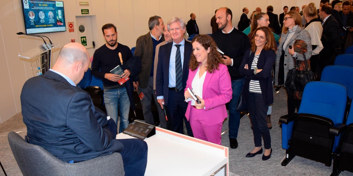 Miguel Jiménez firma un ejemplar en presencia de Javier Vasserot, Carlos Tous y Sandra Lorente.