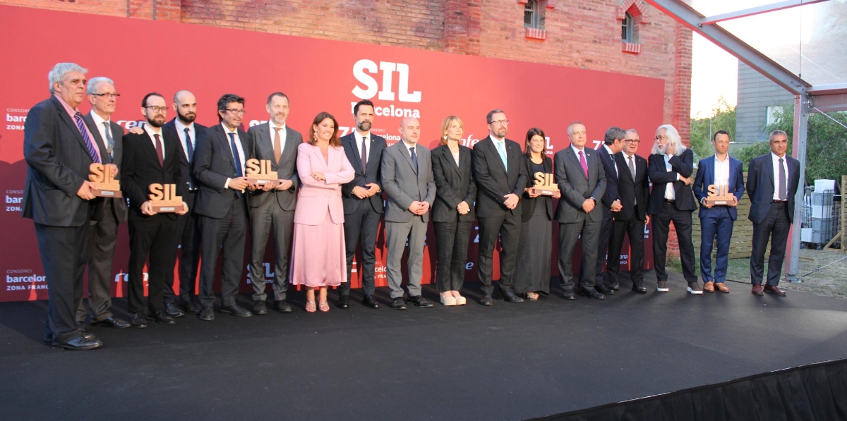 Los ganadores de los Premios SIL 2024 junto a las autoridades presentes en la Nit de la Logística.