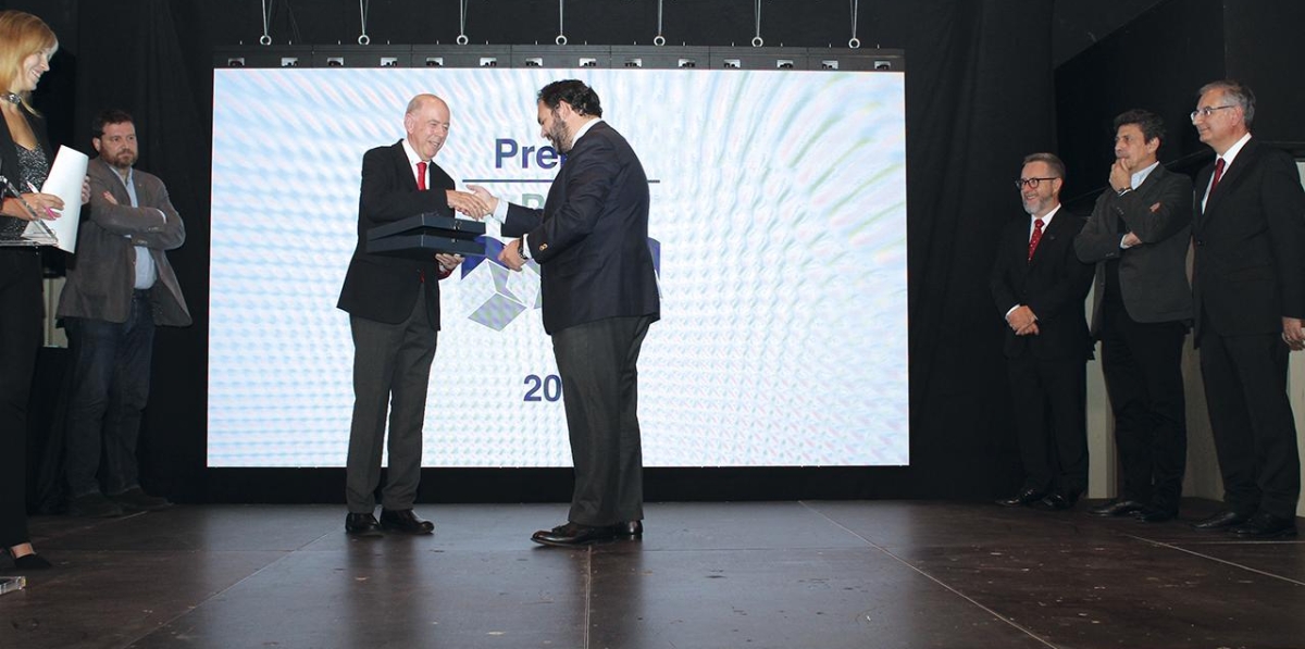 El premio a la profesionalidad y especial dedicación recayó en la empresa Saisa Chemicals, S.A. Recoge el premio Alberto García (a la derecha). Foto JMB.