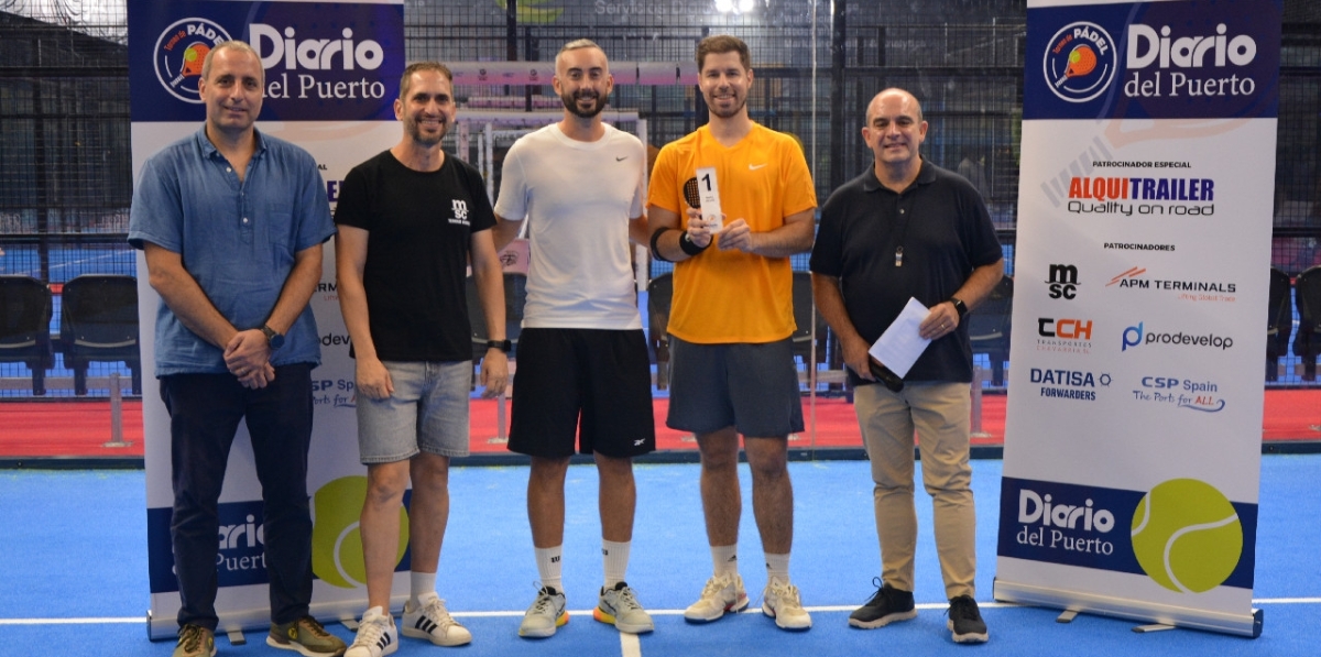APM Terminals, campeones en el nivel medio del 6º Torneo de Pádel Diario del Puerto en Valencia. junto a Juan Ortí, vice president de CSP Spain, Antonio Vitoria, Purchasing &amp; Warehouse Supervisor de MSC Terminal Valencia y Fernando Vitoria, director general de Grupo Diario Editorial. Foto J.C.P.