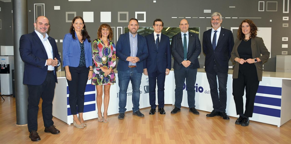 Fernando Vitoria, director general de Grupo Diario Editorial; Magda Tatay, directora general editorial; Elena rincón, jefa de Comunicación y Marketing de la Autoridad Portuaria de Castellón; Rafa Simó, presidente de PortCastelló; José María Gómez, director del Puerto de Castellón; Miguel Jiménez, director de Diario del Puerto; Francisco Prado, director general de Grupo Diario; y Loli Dolz, directora de Diario del Puerto Publicaciones. Foto: Raúl Tárrega.