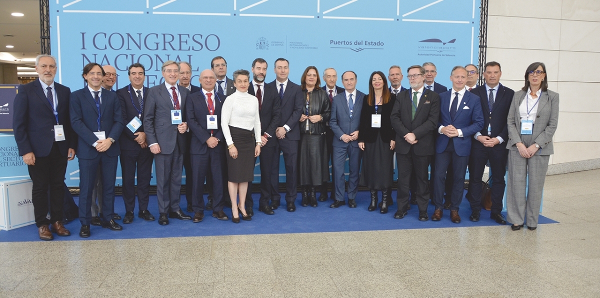 Presidentes de las Autoridades Portuarias Españolas junto al presidente de Puertos del Estado, Gustavo Santana, el Secretario General de Transportes Aéreo y Marítimo, Benito Núñez y el Comisionado del Corredor Atlántico, José Antonio Sebastián. Foto J.C.P.