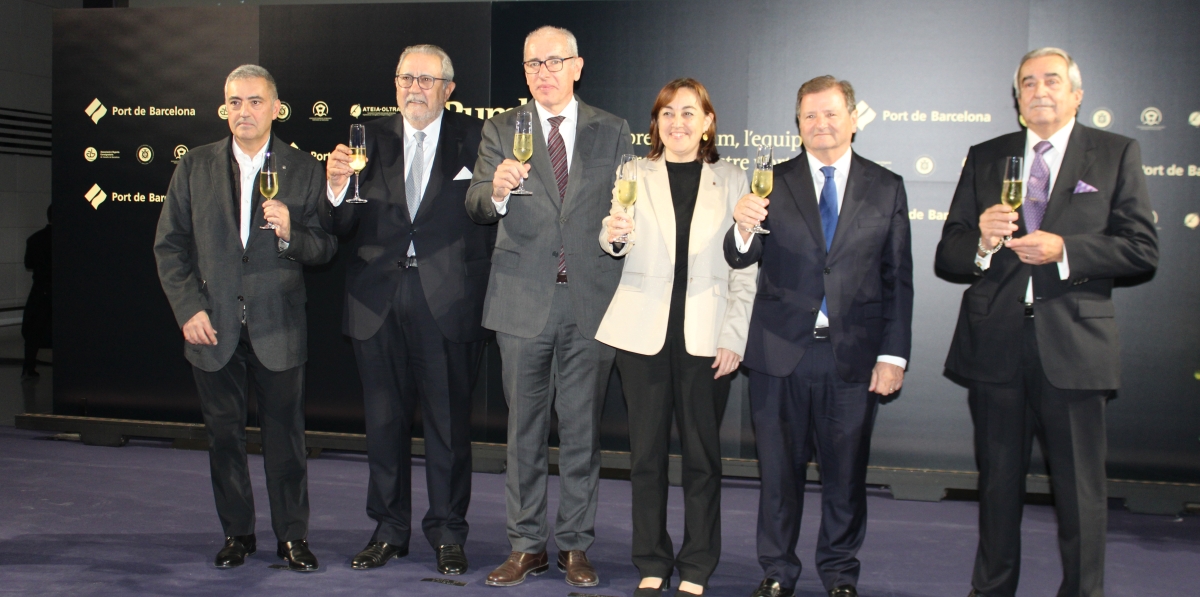 Salvador Richart, presidente de la Asociación de Consignatarios; Javier Vidal, presidente de la Asociación de Empresas Estibadoras; José Alberto Carbonell, presidente de Port de Barcelona; Sílvia Paneque, consellera de Territori; Antonio Llobet, presidente del COACAB; y Emili Sanz, presidente de ATEIA-OLTRA Barcelona. Foto M.V.