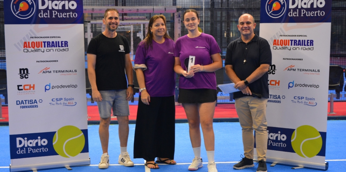 APM Terminals, campeonas de la categoría femenina del 6º Torneo de Pádel Diario del Puerto en Valencia junto a Antonio Vitoria, Purchasing &amp; Warehouse Supervisor de MSC Terminal Valencia y Fernando Vitoria, director general de Grupo Diario Editorial. Foto J.C.P.