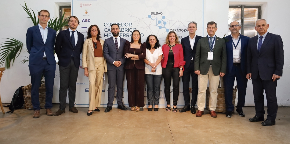Eduardo Moraga, managing director de Lannutti España; Pedro Catalán, director gerente de CSP Logitren; Teresa García-Ibarra, jefa de Tráfico Ro-Ro y SSS del Departamento Comercial de la Autoridad Portuaria de Valencia; Darío Moreno, alcalde de Sagunto; Cristina Plumed, presidenta de ASECAM; Teresa Ventura, directora de Espais Econòmics Empresarials (EEE); Yolanza Atienzar, presidenta de la Comisión de Logística de la CEV; Javier Rivera, CFO de PowerCo Battery Spain; Salvador Galve, presidente de Alianza de Corredores.eu; Pedro Sas, director general de Aragón Plataforma Logística; y Josep Vicent Boira, comisionado del Gobierno del Corredor Mediterráneo. Foto R. T.
