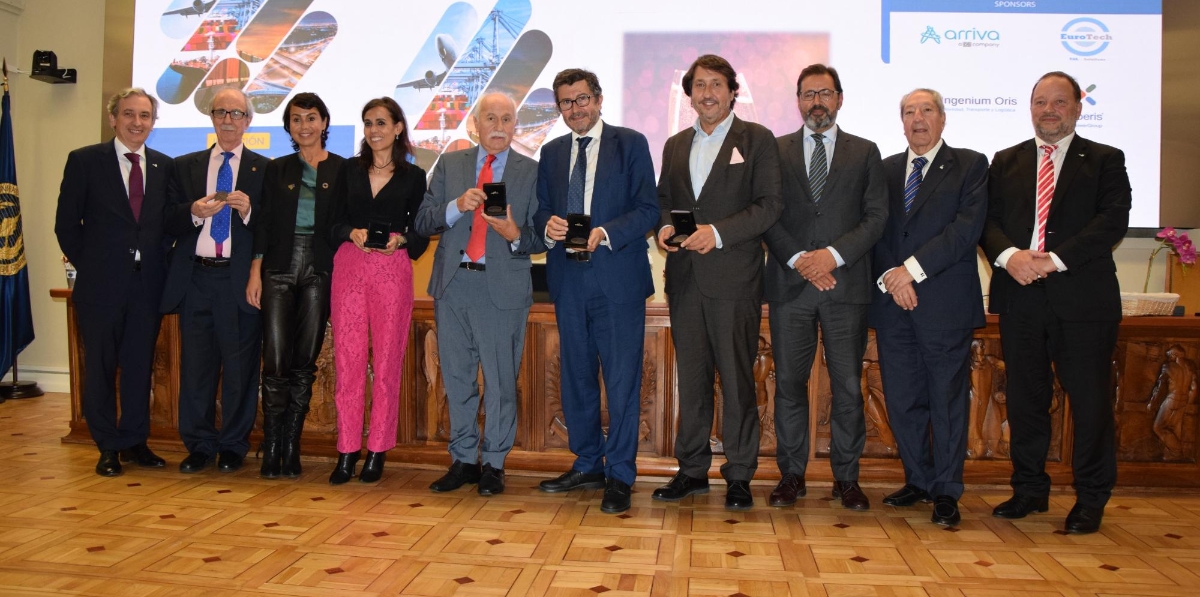 Foto de familia de los galardonados junto a los que hicieron entrega de las medallas. Foto B.C.