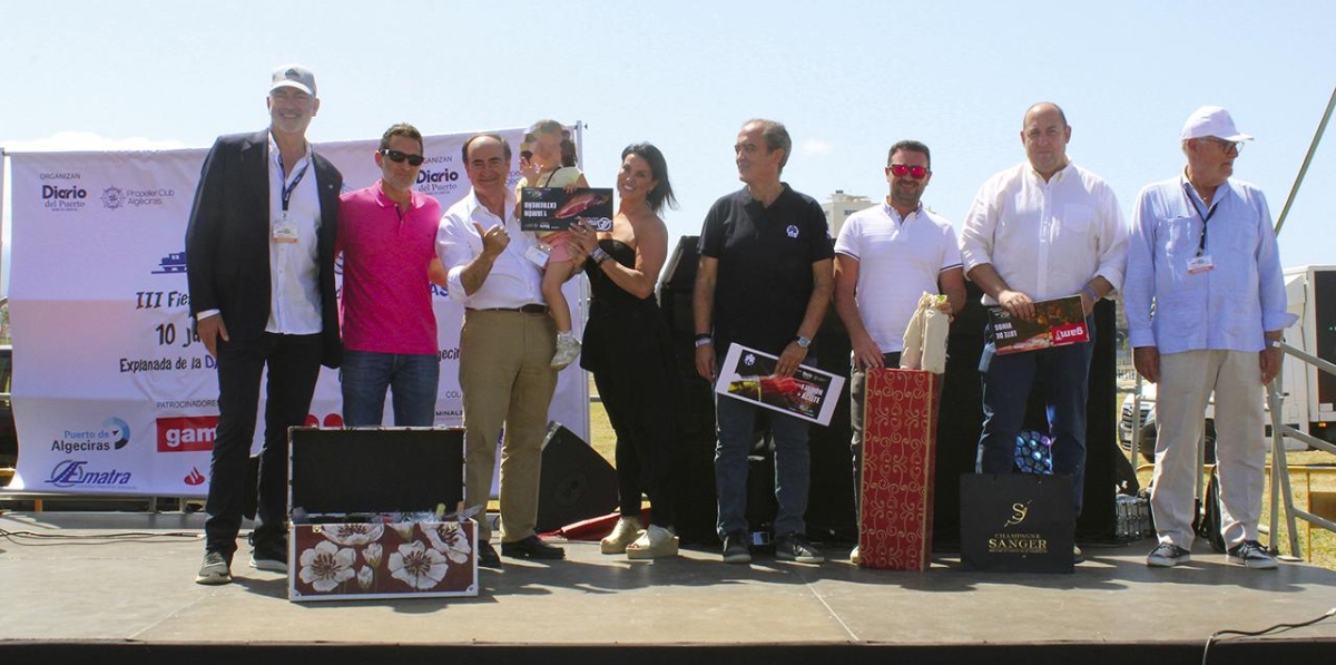 Foto de familia de todos los premiados.