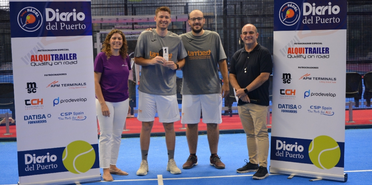 Logística y Gestión Port, campeones en el nivel avanzado del 6º Torneo de Pádel Diario del Puerto en Valencia, junto a Begola Llopis, Sales Manager de APM Terminals Spain Gateways y Fernando Vitoria, director general de Grupo Diario Editorial. Foto J.C.P.