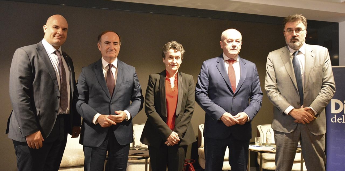 De izquierda a derecha, Miguel Jiménez, director de Diario del Puerto; Gerardo Landaluce, presidente de la AP Bahía de Algeciras; Mar Chao, presidenta de la Autoridad Portuaria de Valencia; Ricardo Barkala, presidente de la Autoridad Portuaria de Bilbao; y Lluís Salvadó, presidente de la Autoridad Portuaria de Valencia. Foto R. T.