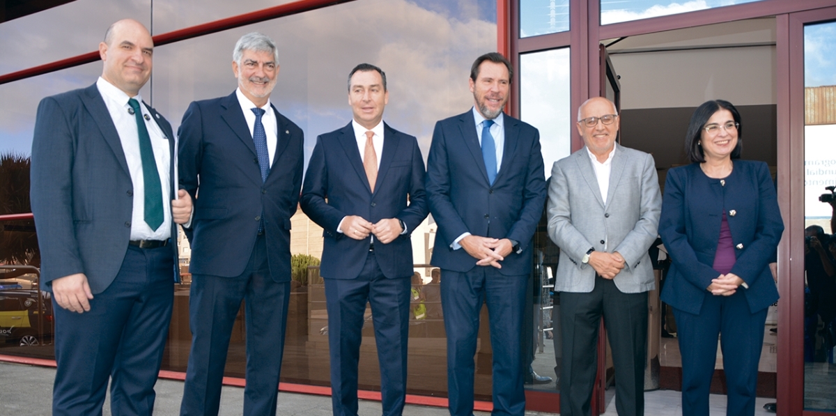 Miguel Jiménez, director de Diario del Puerto; Francisco Prado, director general de Grupo Diario; Gustavo Santana, presidente de Puertos del Estado; Óscar Puente, ministro de Transportes y Movilidad Sostenible; Antonio Morales, presidente del Cabildo de Gran Canaria y Carolina Darias, alcaldesa de Las Palmas. Foto J.C.P.