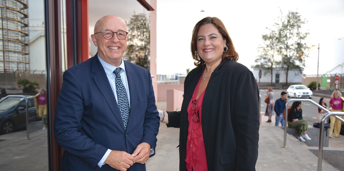 Pedro Suárez, presidente de la Autoridad Portuaria de Tenerife y Beatriz Calzada, presidenta de la Autoridad Portuaria de Las Palmas. Foto J.C.P.