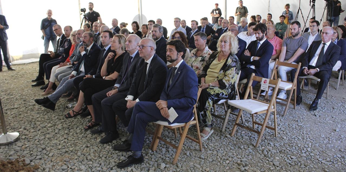 Asistentes al acto de colocación de la primera piedra en literaTIM. Foto A.Tejera.