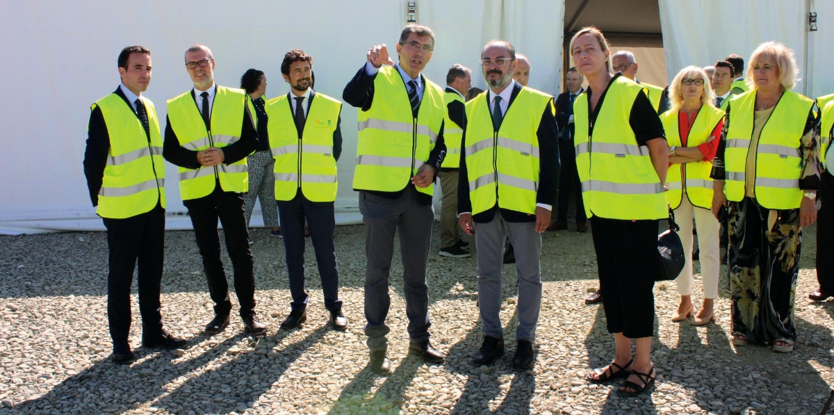 Javier Luengo, presidente del Grupo SAMCA; Josep Maria Cruset, presidente del Port de Tarragona; Damià Calvet, presidente del Port de Barcelona; Gregorio Lacoma, director del proyecto; Jaiver Lambán, presidente del Gobierno de Aragón, y Marta Gastón, consejera de Economía, Planificación y Empleo de Aragón. Foto A.T.