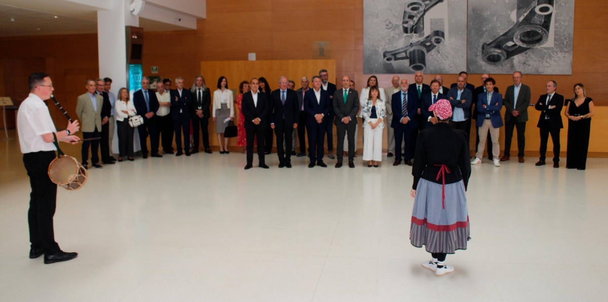 El acto ha arrancado con el tradicional Aurresku de Honor. Foto J.P.