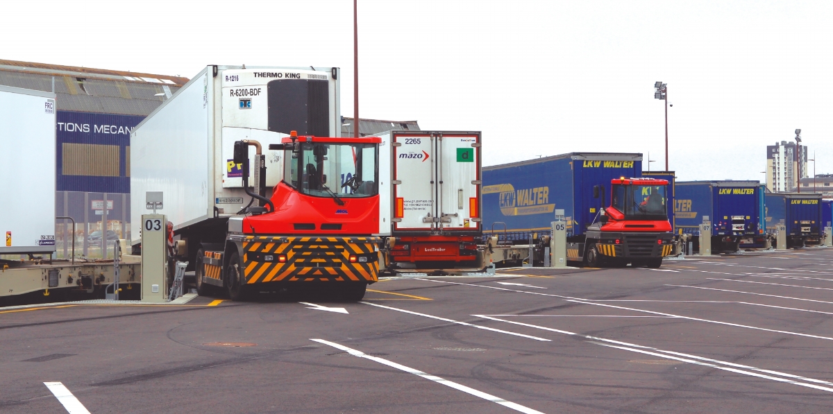 La nueva terminal de ferroutage de Cherburgo emplea la tecnología Lohr. Foto J.P.