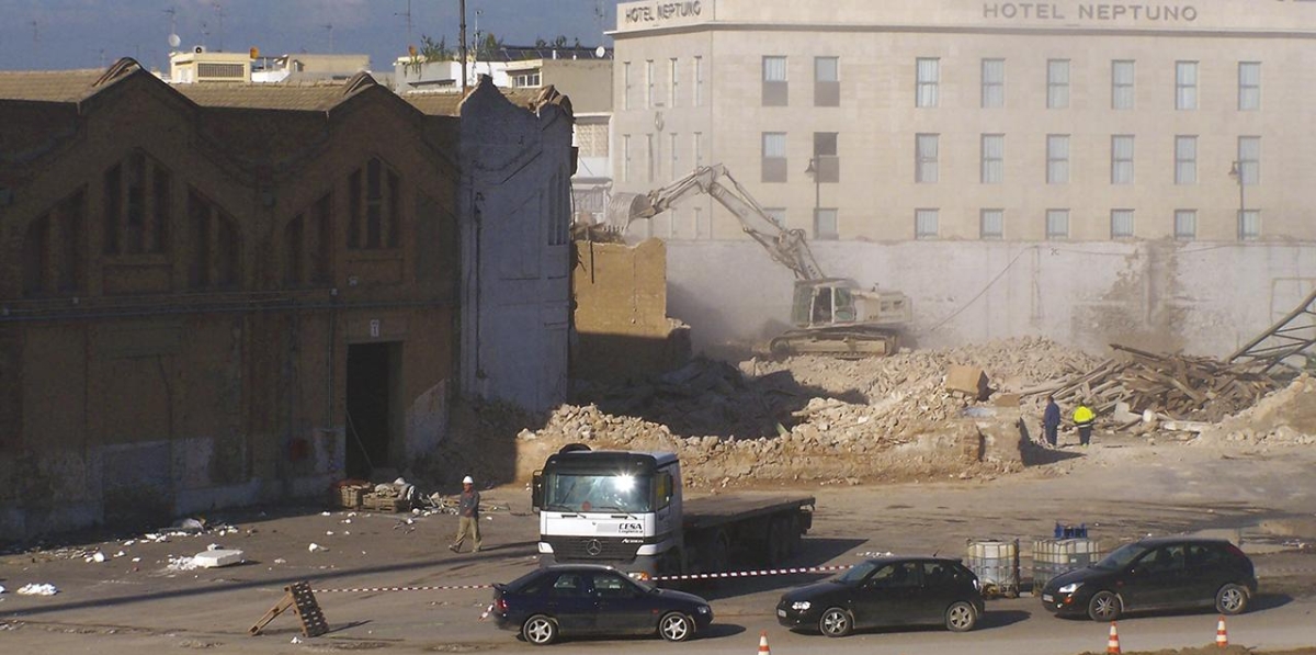 En marzo de 2006 se procedió al derribo del muro y de una de las naves anexas al Edificio Docks del Puerto de Valencia.