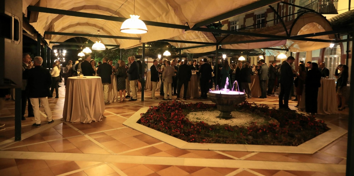 El cóctel se celebró en los jardines del Hotel Reina Cristina de Algeciras. Foto A.T.