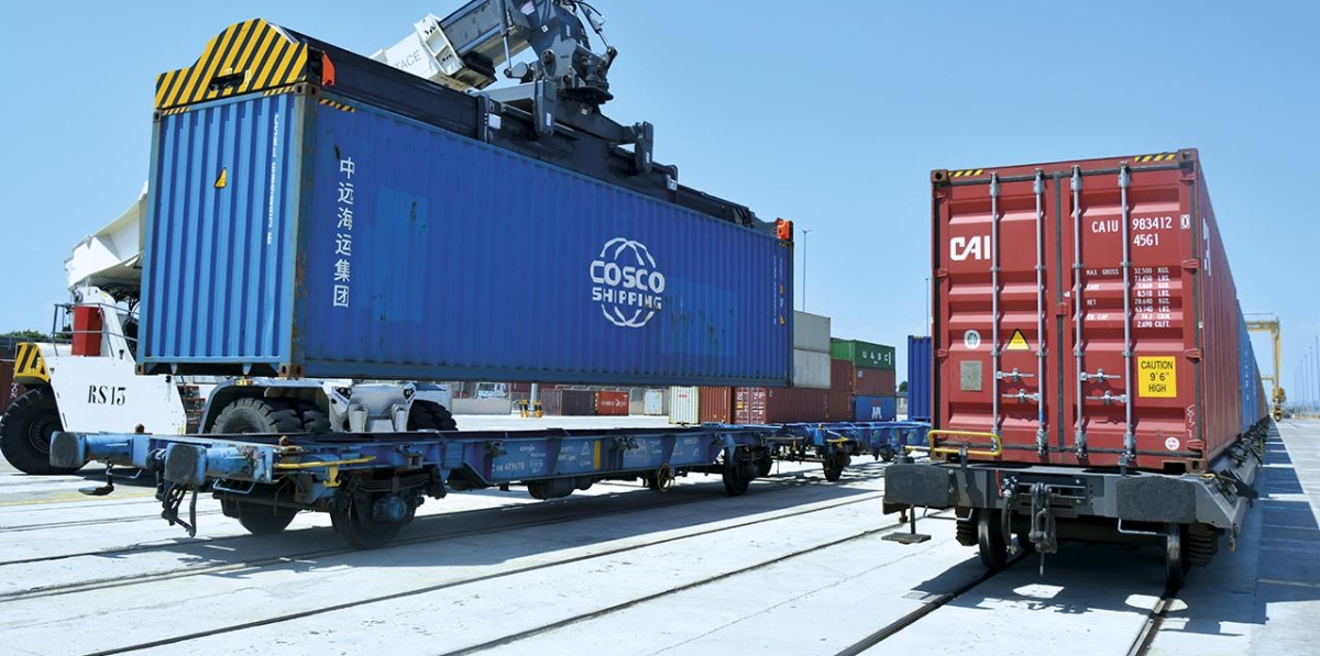 El nuevo servicio ferroviario parte hoy desde Valencia con 58 TEUs cargados. Foto: Raúl Tárrega.