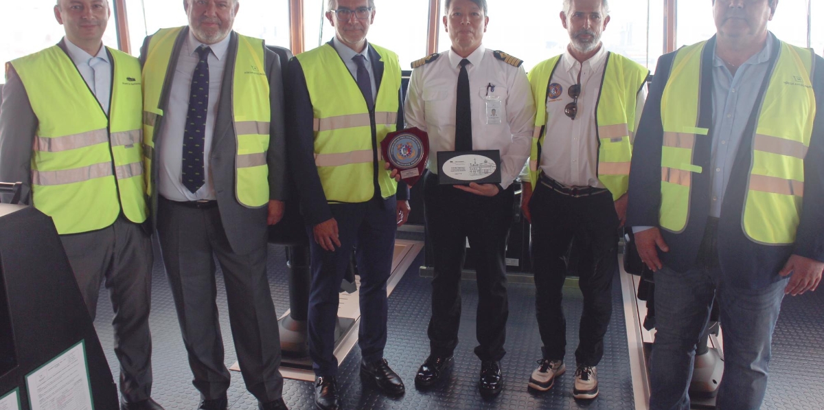 El presidente de la Autoridad Portuaria de Santander, César Díaz y el director de Höegh Autoliners en España, Iñaki Echevarría, entregaron una metopa conmemorativa al capitán del “Höegh Aurora”, Víctor Escamilla. Foto J.P.