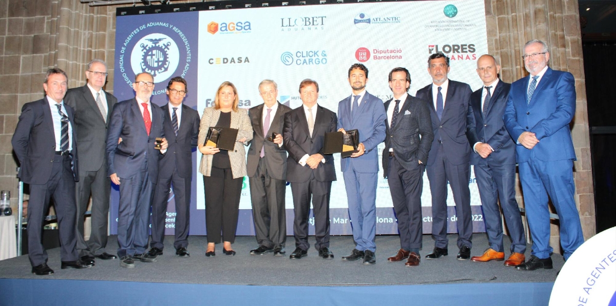 La Junta del COACAB reconoció la labor de la Aduana de Barcelona, Port de Barcelona, David Soler, exdirector del COACAB, y Joaquim Tintoré, expresidente del COACAB. Foto Alba Tejera.