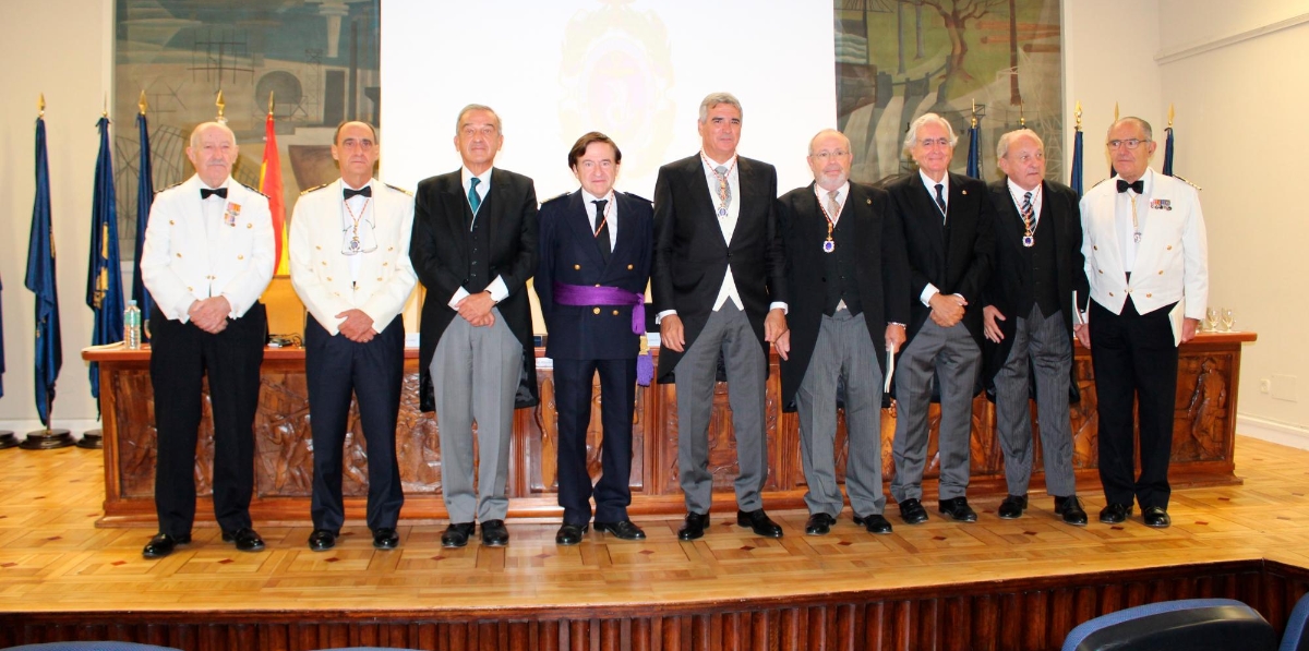 El nuevo académico posa con la Junta de Gobierno de la Real Academia. Foto M.J.