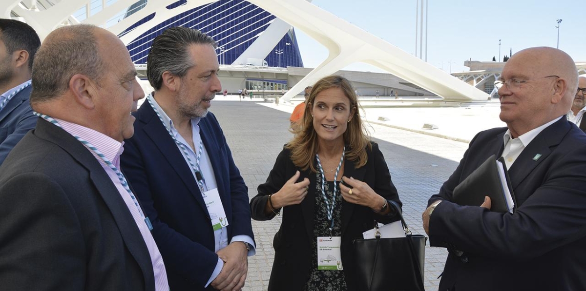Acto de entrega de dos camiones eléctricos a DB Schenker