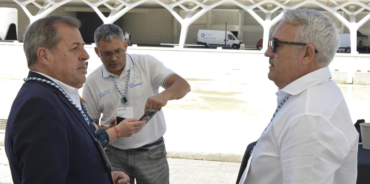 Acto de entrega de dos camiones eléctricos a DB Schenker
