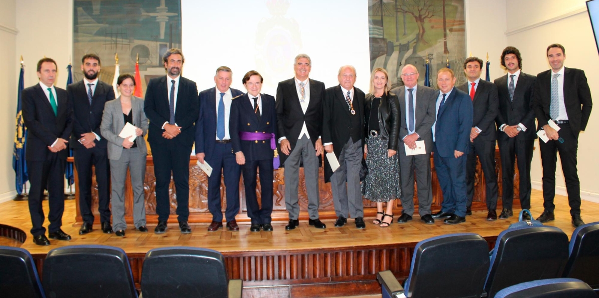 Adolfo Utor junto a los miembros de Balearia que acudieron al acto. Foto M.J.