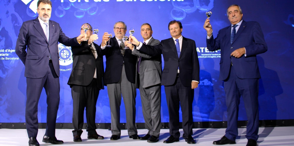Lluí Salvadó, presidente de Port de Barcelona; Jordi Trius, ex-presidente de la Asociación de Agentes Consignatarios de Buques de Barcelona; Javier Vidal, presidente de la Asociación de Empresas Estibadoras Portuarias de Barcelona; Salvador Richart, presidente de la Asociación de Agentes Consignatarios de Buques de Barcelona; Antonio Llobet, presidente de COACAB y Emili Sanz, presidente de ATEIA-OLTRA Barcelona. Foto J.P.M.