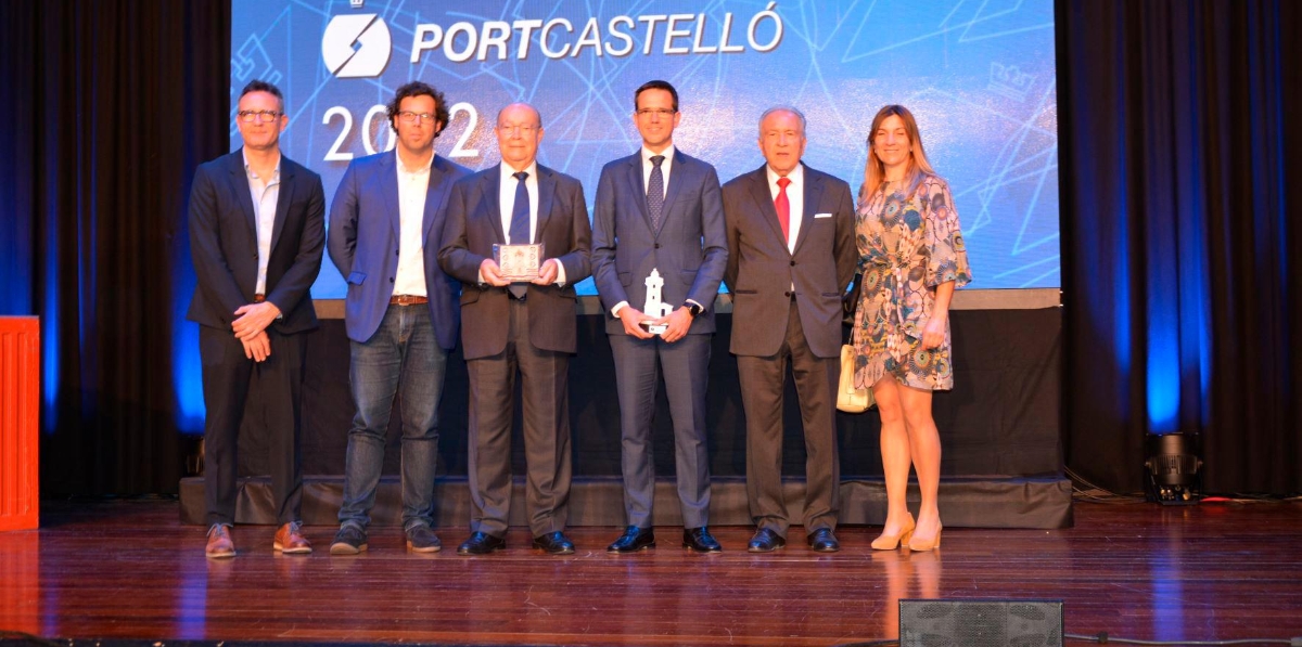 Raminatrans Castellón fue destacada con el Faro a la Trayectoria Empresarial. En la foto, Rafael Milla, presidente de Grupo Raminatrans y cofundador de Raminatrans Castellón; Vicente Ramos, cofundador de Raminatrans Castellón; y Vicente Ramos Benet, consejero delegado de Raminatrans Castellón, junto a parte del equipo de Raminatrans Castellón presente en el evento: Esther Pérez, José Luis Llorens y Óscar Terrado.
