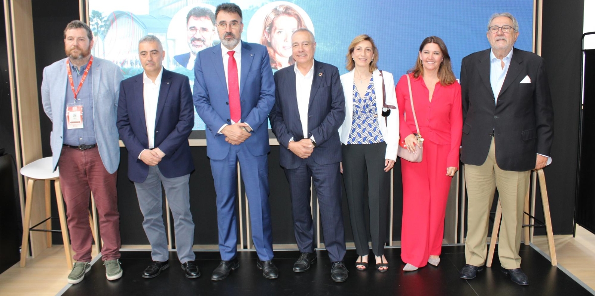 Marc Sanglas, secretario de Movilidad de la Generalitat; Salvador Richard, presidente de la Asociación de Empresas Consignatarias de Barcelona; Lluís Salvadó, presidente Port de Barcelona; Pere Navarro, presidente del SIL; Mercè Coscolla, directora del COACAB; Blanca Sorigué, directora general del CZFB; y Javier Vidal, presidente de la AEEPB. Fotos M.V.